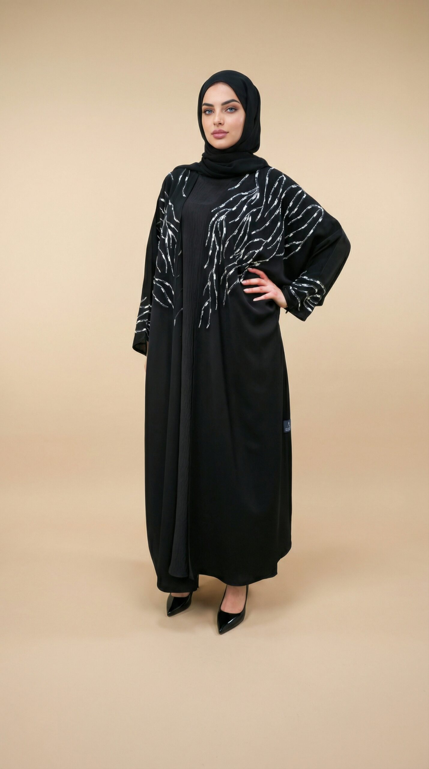 Abaya Kimono Noire Brodée Argent — Élégance Botanique
